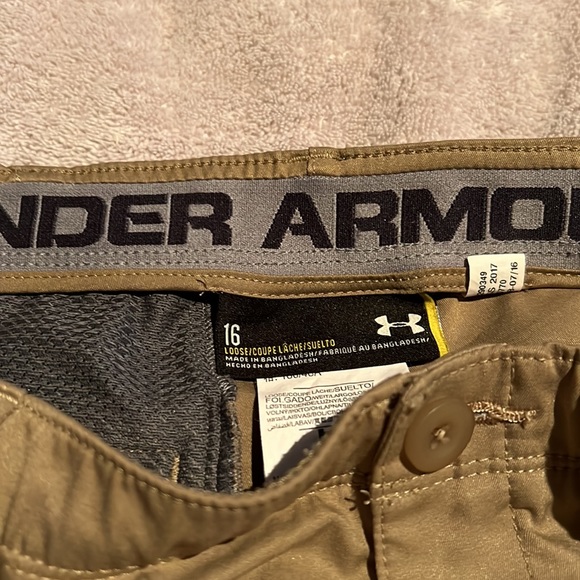Boys Under Armour Golf Shorts. Like new condition, barely used  Boys Size 16 - Picture 3 of 7